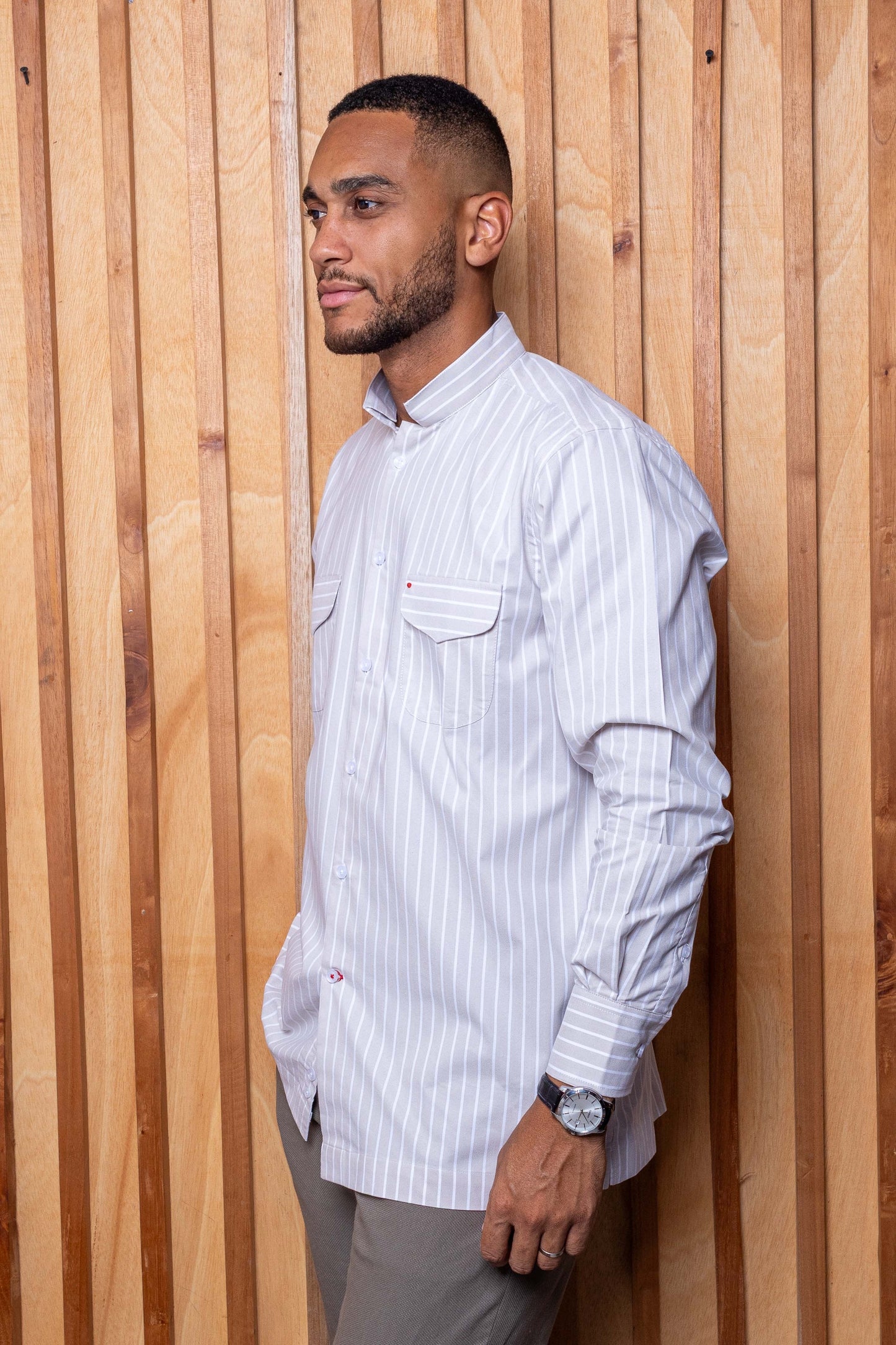 Le col inversé deux poches à rabat