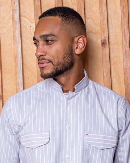 Le col inversé deux poches à rabat